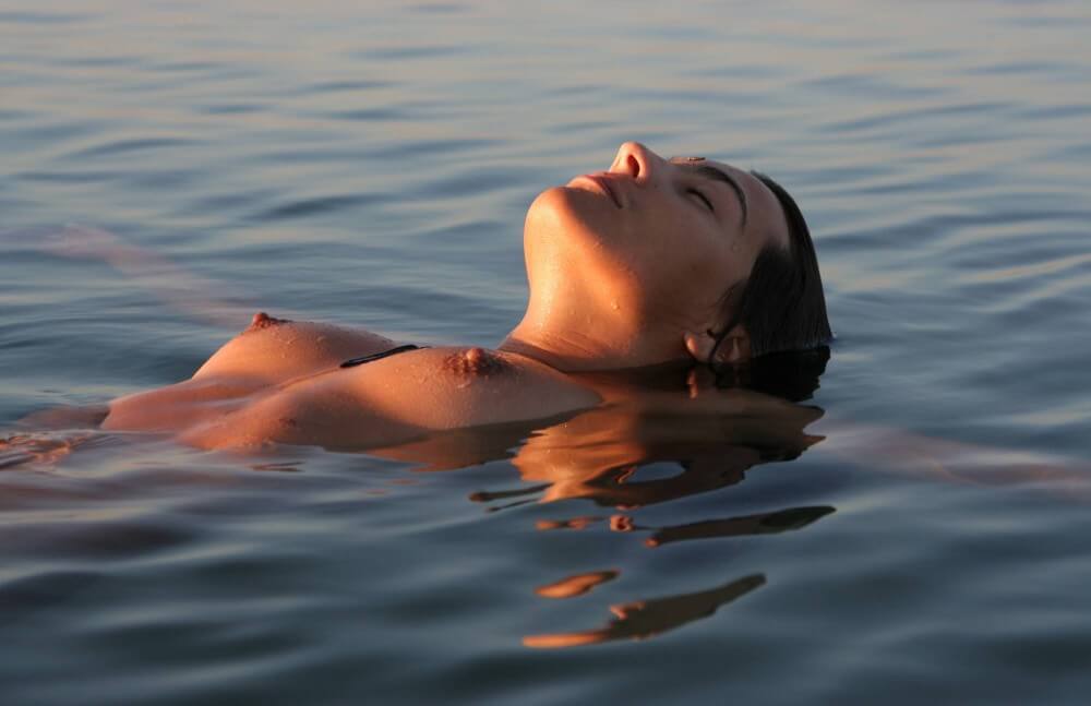 Sunlight Water to the Night pics - Living together in nature is a hallmark of nudists