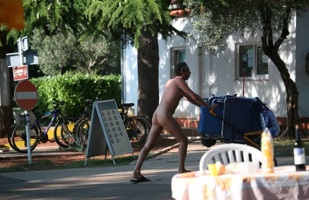 Park Side Street Pass-Bys photos - The Pursuit of Naturalness, Freedom, and Body Acceptance