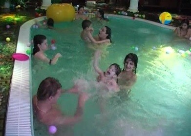 Naturist Freedom: Castle Fantasia - Nudism reduces self-consciousness