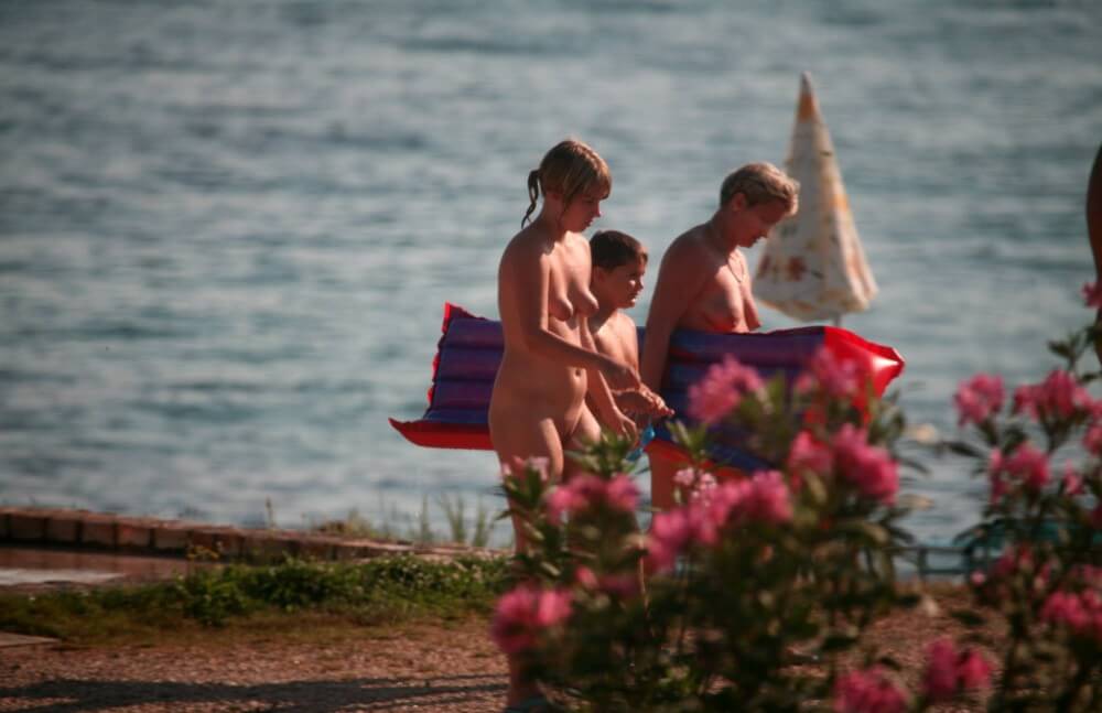 Dusk Til Dawn Showering phoros - People who practice naturism value naturalness and simplicity