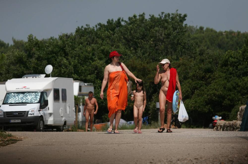 Bondi Beach Path Outskirt pics - The entire upper aristocracy practiced nudism