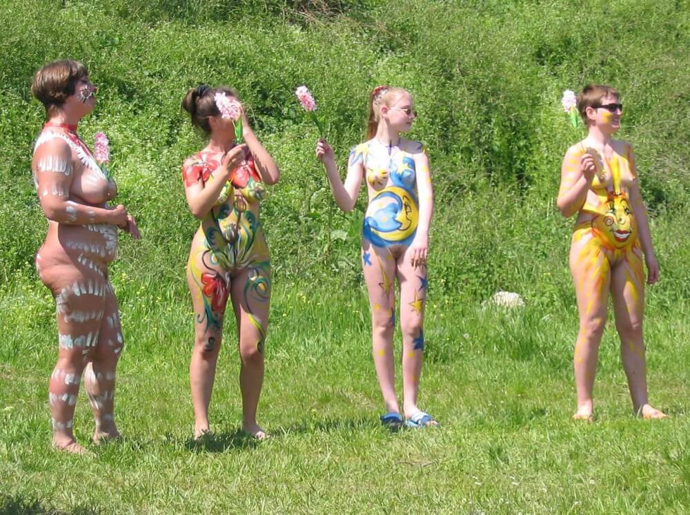 Family String-Apple Game Pics - This is how naturism culture manifests itself