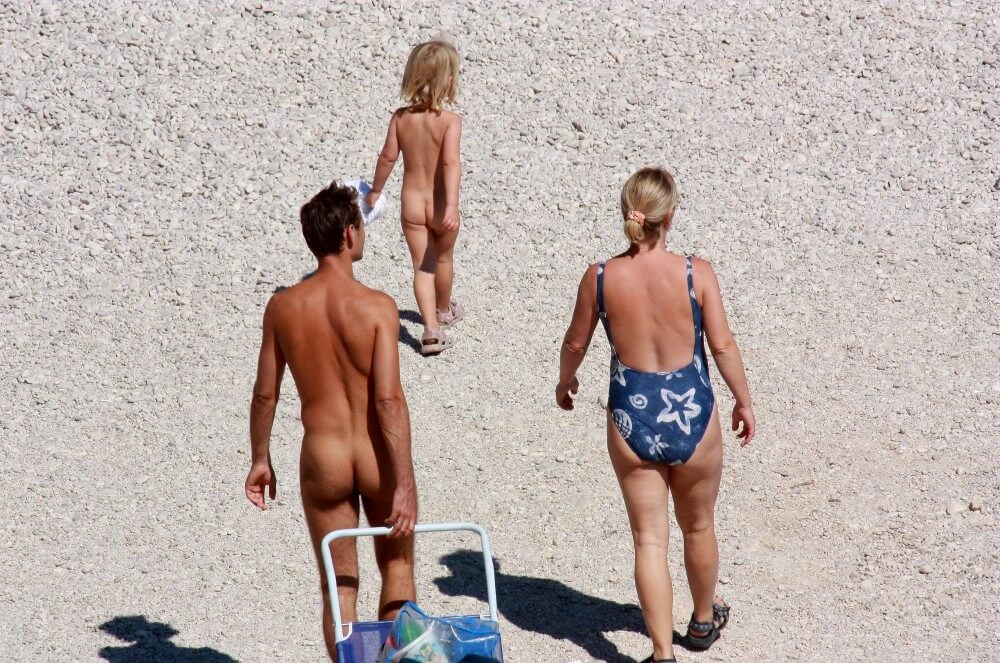 Beach Voyage Nudism Life pics - Nudism brings joy to life