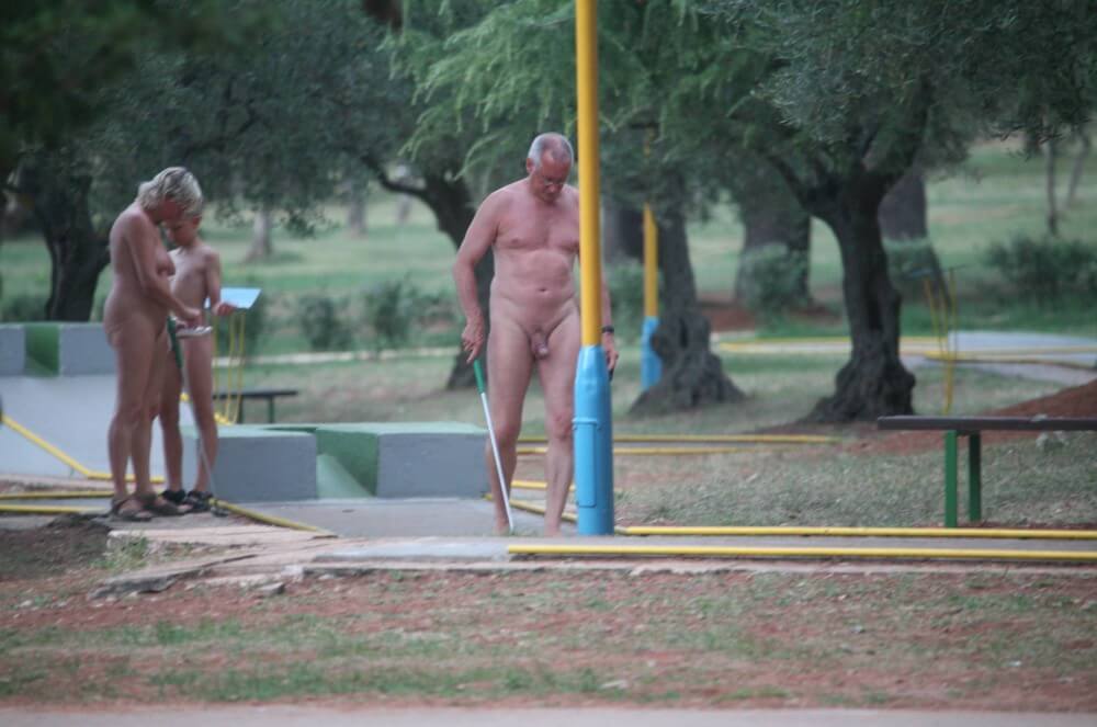 Mini-Golf Nude Participants pics - Naturists live in harmony with nature