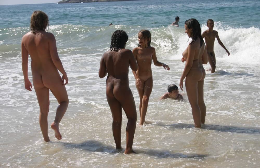 Brazils Water Refreshing pics - Public nudism