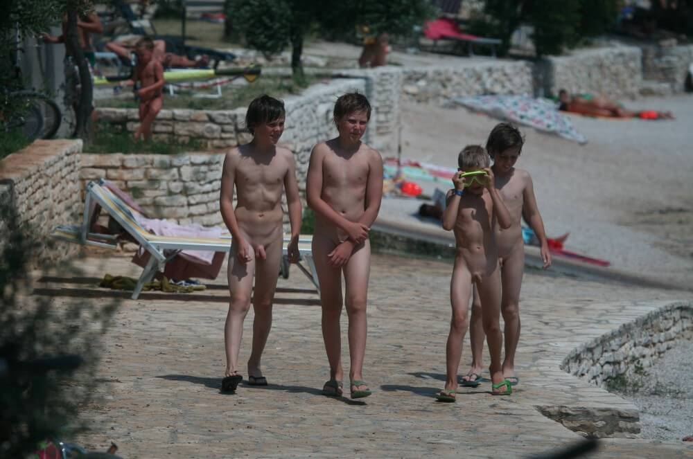 Shore walking nude - Freedom and naturalness are important to naturists