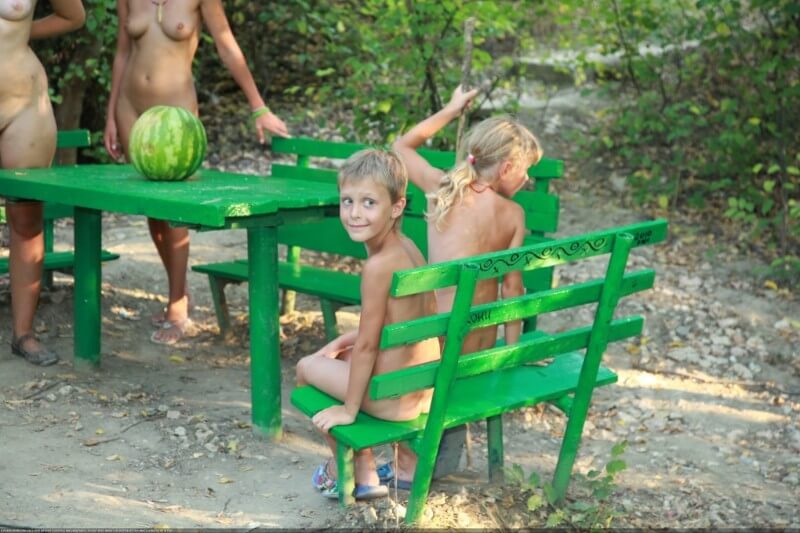 Naturists green picnic photos - International Naturist Federation