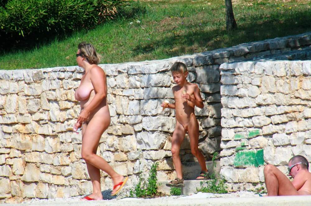 Ula FKK Wall-Side Families pics - The practice of nudism fosters trust and honesty