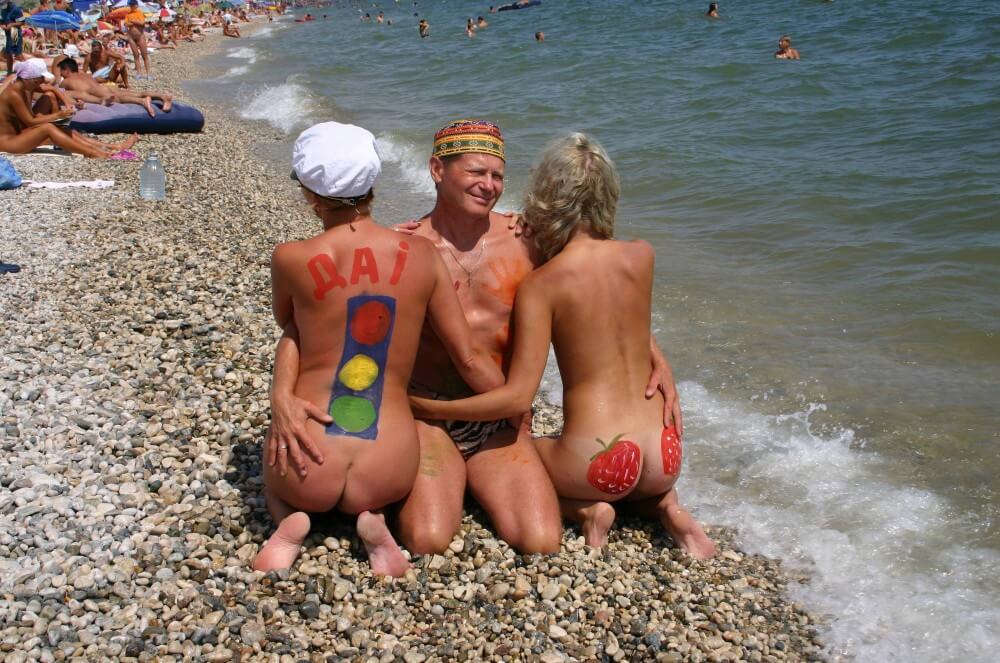 Bold Outdoor Nude Poses pics - Interaction with nature through naturism and nudism