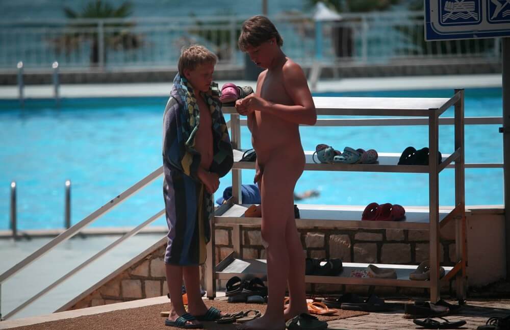 Scooter Travel Mid Day pics - Simplicity and naturalness are valued in nudism