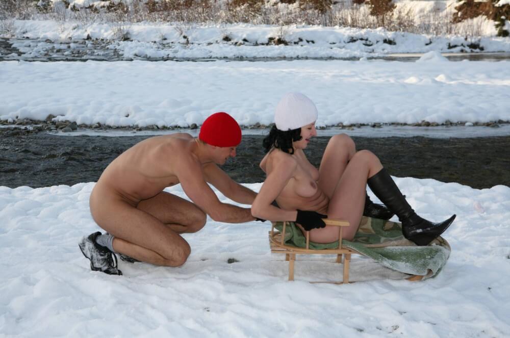 Naturist Girl Snow Day Couples Sled pics - Nudism contributes to the strengthening of psychological health