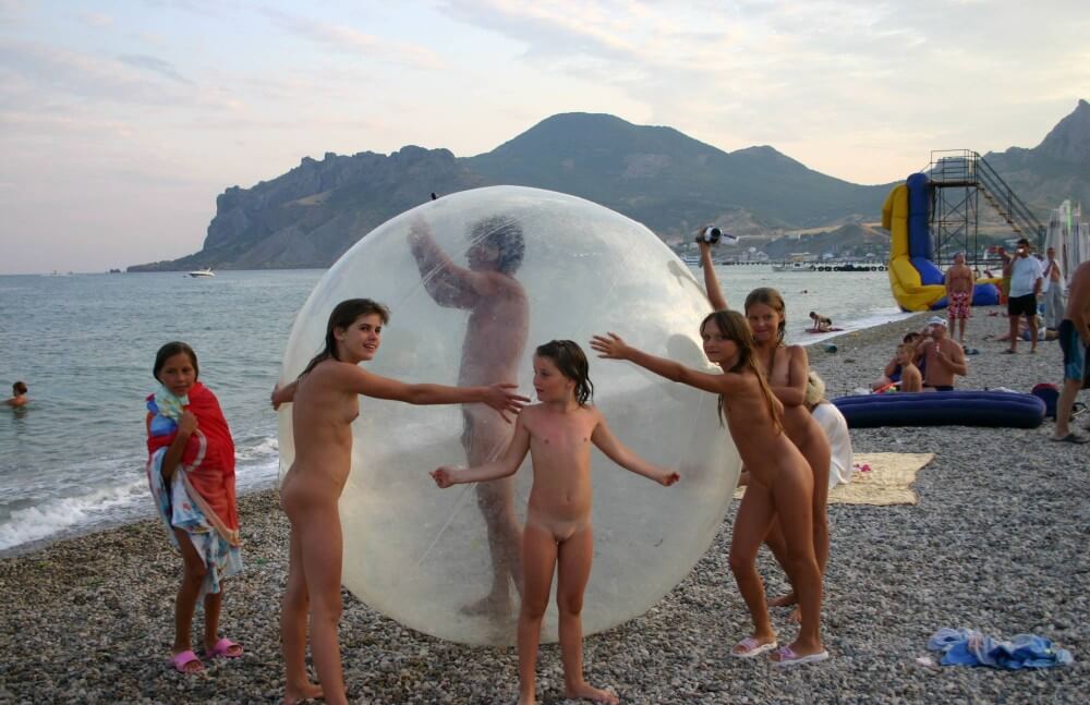 Pics Walk on the Beach Balloon - Support and mutual understanding are important in the nudism movement