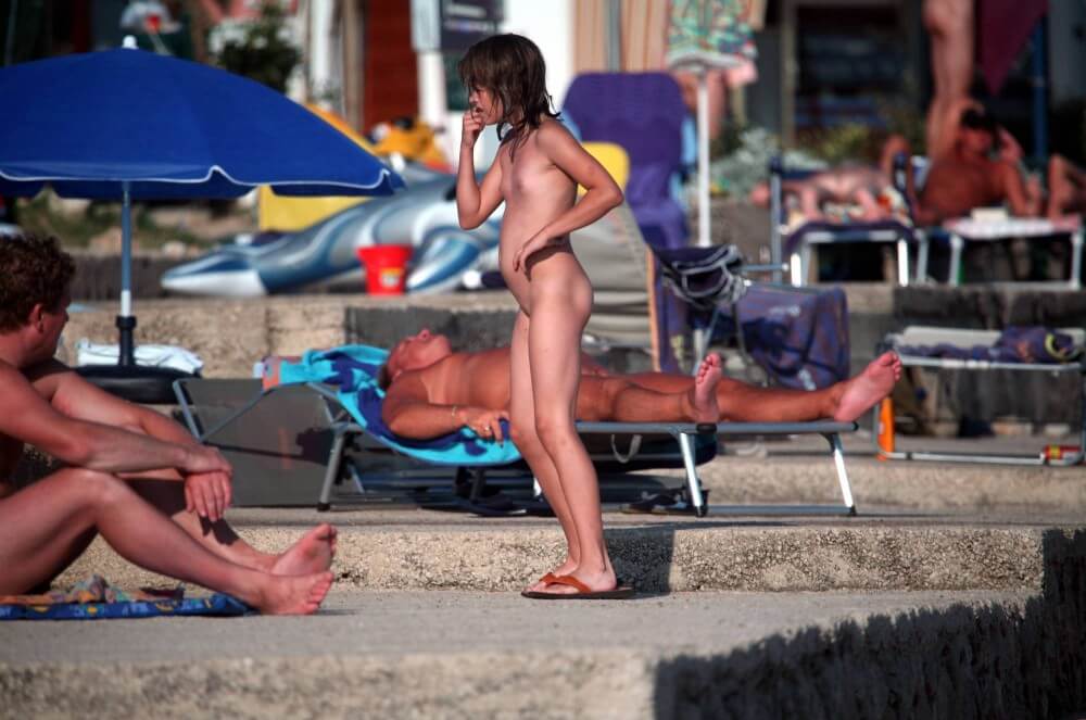 Girl Walk to Nudist Shower pics - Freedom and naturalness are important to naturists