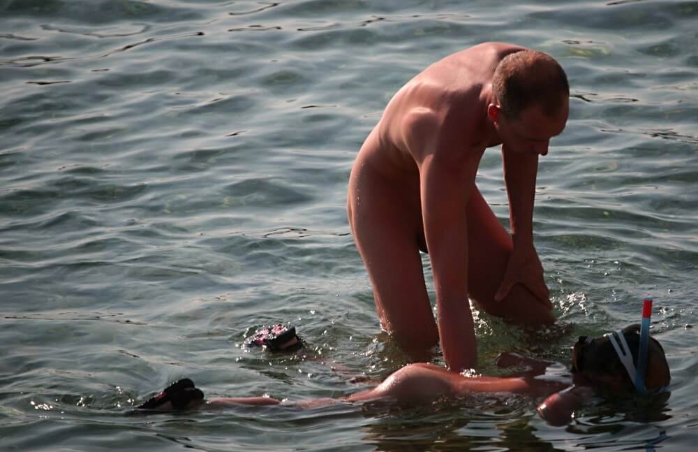 Father Floats His Daughter pics - Active naturists on vacation