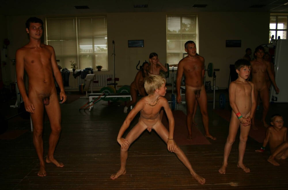 Family Gym Nudist Stretch pics - The pursuit of naturalness and freedom