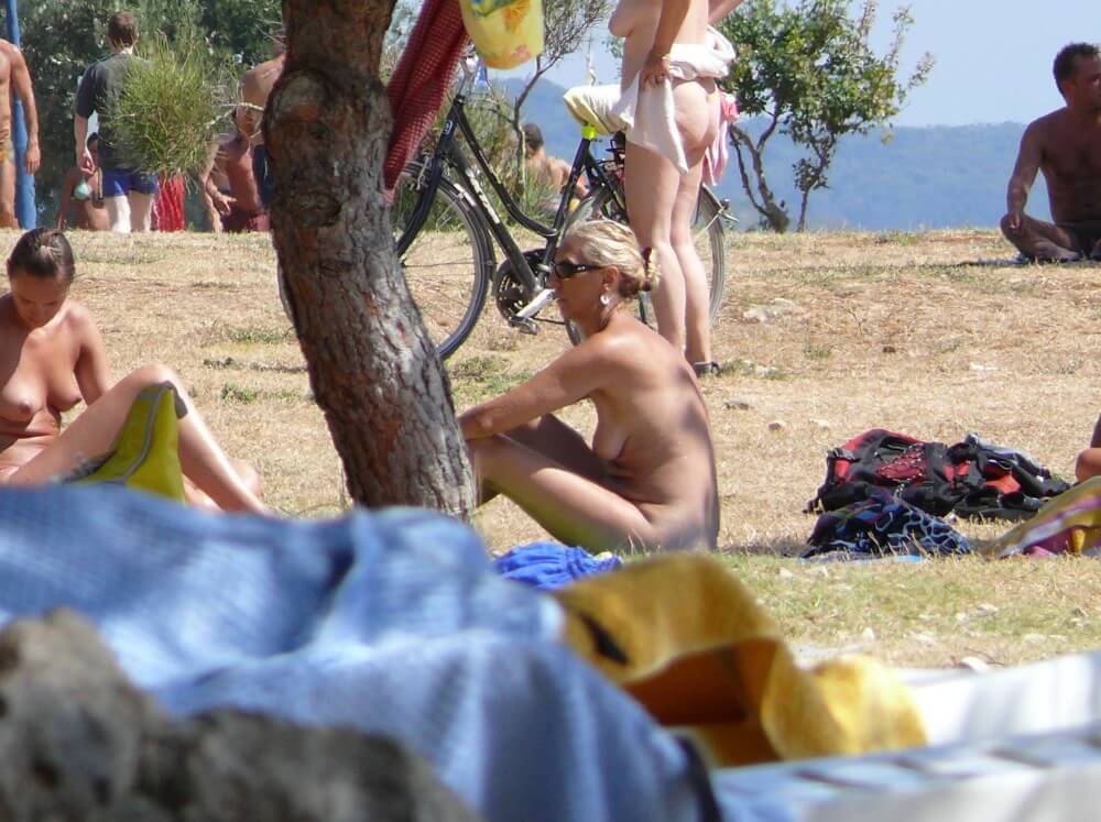 Ula FKK Shore Perspective pics - Living freely and naturally is the dream of naturists