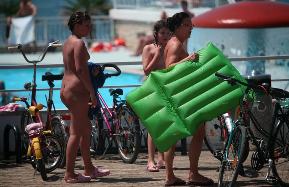 Outdoor Pool Sideliners pics - Nudism brings joy to life