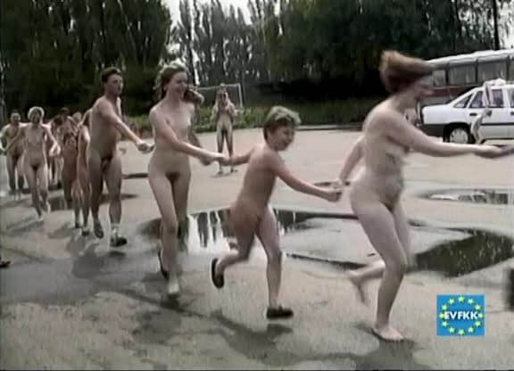 Helios Natura: Tutti-Frutti Nudie - Eurovid FKK - At the heart of nudism lies the idea of equality and respect for oneself and others
